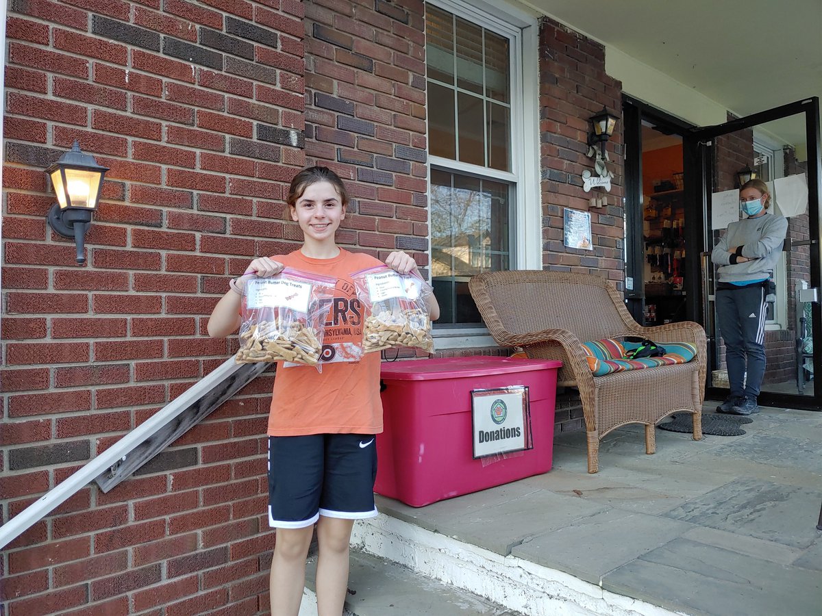 VolunteerFFX's tweet photo. We still have photos flowing in from #VFest2020 !
Reagan here made and dropped off homemade dog treats for @HomewardTrails
Homeward Trails Animal Rescue dogs are sure to snap those treats up! Thank you Reagan!
#goodconnectsus #VFest2020 #VolunteerFairfax https://t.co/yqQ0YUApIz