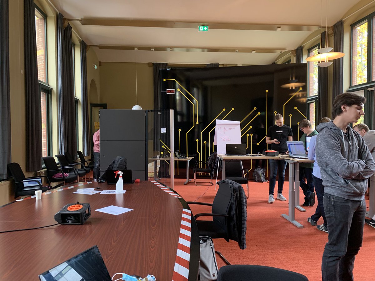 NP_Kasteel_gro's tweet photo. We zijn samen met @CJ2_NL aan de slag met proxmox. @samennoord was op bezoek en sprak hierover student, docent en het bedrijf #opensource #servervirtualisatie #platform https://t.co/tsTx7A0yEl