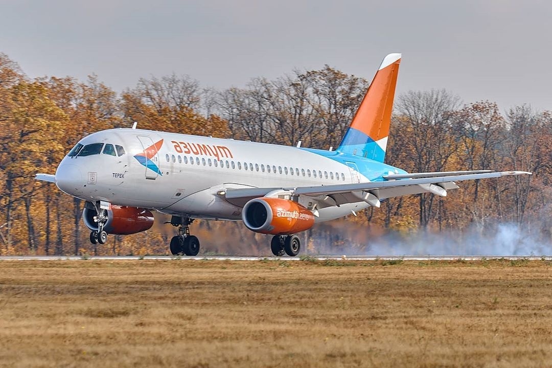 ssj100_ru's tweet photo. #Repost @intheair_ds
• • • • • •
Чертовицкое, Международный Аэропорт Г. Воронеж
С берегов Кубани на берег реки Воронеж прилетел SSJ-100 "Терек"
SSJ-100 "Terek" came from banks of river Kuban on the bank of river Voronezh
#voronezh #airport #uuoo #voz #aviation https://t.co/YsZT2zsNws