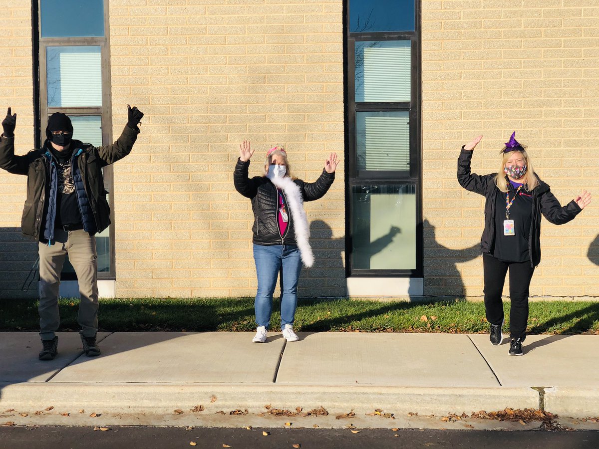 CarrieAzab's tweet photo. Good Morning! So happy to see our Sprouts at our material pick-up and drive-thru parade! #WeAre54 #WeAreELC #SproutingSuccess #SproutingFun @MsDana54 https://t.co/ThMH4u4rrB