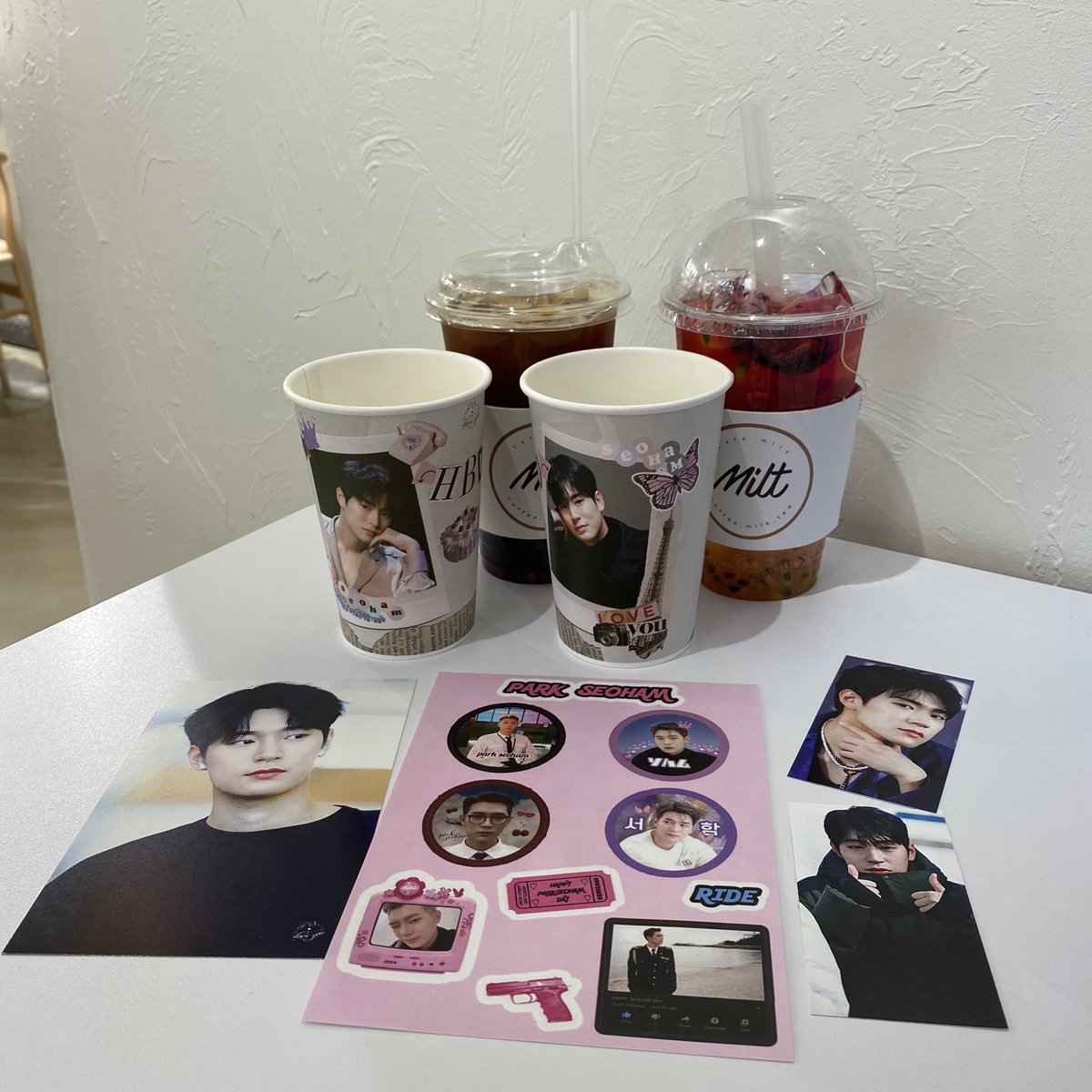 justhere_JH's tweet photo. @knk_princesspsh @knk_pino 예�� 서함카페 다녀왔어요! 사진들도 예쁘고 스티커도 넘넘 기엽솸🥺🥺 카페 이벤트 준비하느라 고생하셨어용! 

#하루_종일_오늘의_주인공_너야
#HAPPYSEOHAMDAY https://t.co/MMNsSCc9U8