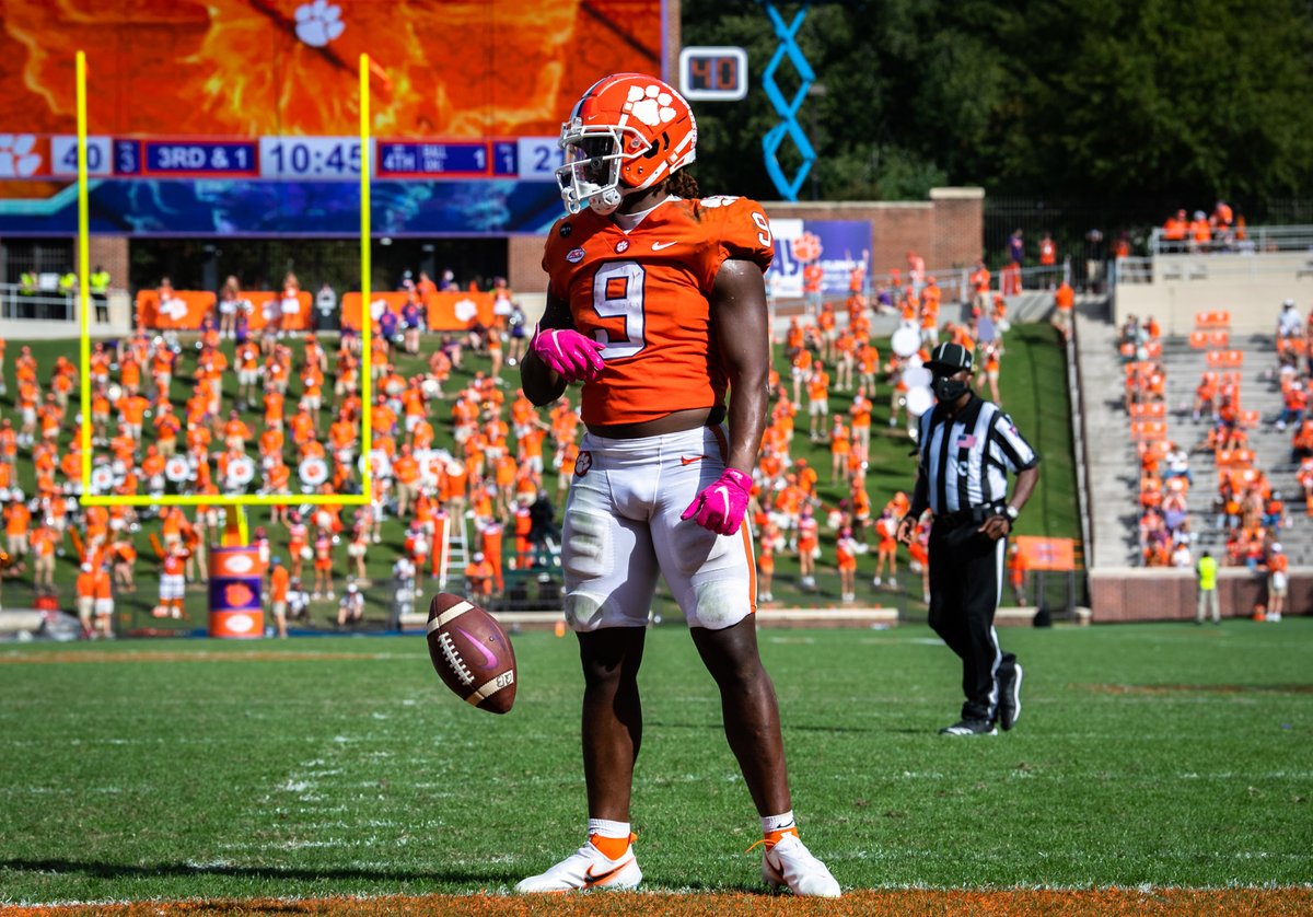 PFF_College's tweet photo. Travis Etienne among RBs: 

🔸 14 first down catches (1st)
🔸 366 yards AFTER the catch (1st) https://t.co/aBOwQ7HaZZ