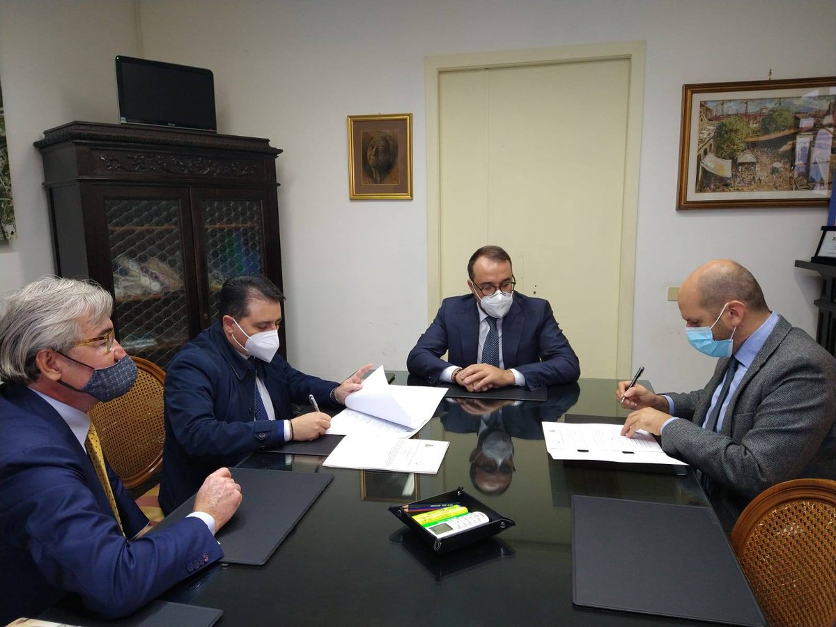 di_stabia's tweet photo. Recupero dell'arenile: è stata firmata la convenzione per l’attività di consulenza scientifica tra il Comune di Castellammare di Stabia e la Smart Sea srl.

https://t.co/VsuO0Pd6Ef

#CastellammarediStabia #Castellammare #Stabia #Arenile #Bonifica #28ottobre #28ottobre2020 https://t.co/Kzpq3IG0A7