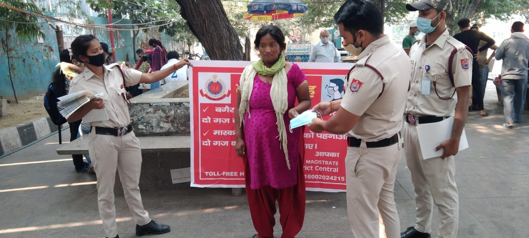 DMCentralDelhi's tweet photo. #Mask_Agrah and #Hand_Sanitizer_Distribution by team #DDMA at #vishwavidyalaya_metro_station, #civil_lines_metro_station & #Delhi_university in #Central_District
#COVID19 #WearMasks
@brgausingha @HarishM07710561 @SarhanAhmed15 @msisodia @MoHFW_INDIA @TOIIndiaNews @htTweets https://t.co/KBLykEvIUl