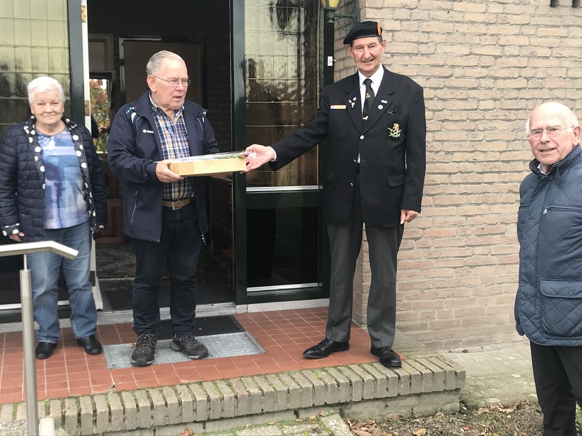 Wapenbroeder's tweet photo. Alle leden en donateurs van de Bond van Wapenbroeders afdeling Ospel werden op 27 oktober 2020 thuis verrast toen één van de bestuursleden hen een Limburgse vlaai en een roos kwam aanbieden. 

Meer lezen: > https://t.co/GHpsIxj4Dl https://t.co/wNJexBJbbN