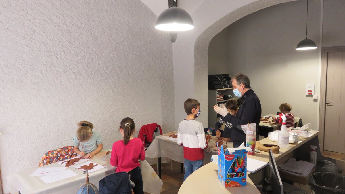 PaysRlv's tweet photo. [#ATELIER 6-12 ANS] Créateur de #dragon 🔥Ils étaient 6 ce matin à partir à la rencontre de cet animal légendaire dissimulé dans la ville de #Riom, après quoi et forts de leurs observations, ils ont chacun pu créer leur propre monstre ! @VilledeRiom @RLV_agglo @lamontagne_riom https://t.co/wu5a1oSU0q