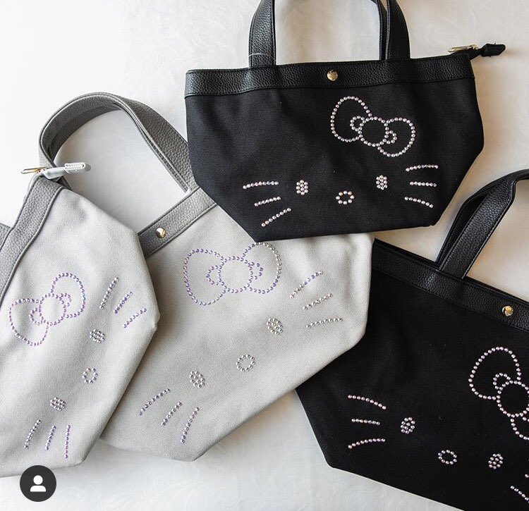 awajishowbox's tweet photo. 今季新作トートバッグ❣️スワロフスキーと #ハローキティ のコラボレーション商品 #Blingme
銀座と #HELLOKITTYSHOWBOX
#HELLOKITTYSMILE、全国3店舗でしか取り扱っていないレア商品❤︎
持っているだけで気分が上がる
仕事にも学校にもおすすめの鞄です💫
#ハローキティショーボックス https://t.co/XPWxl1JLb4