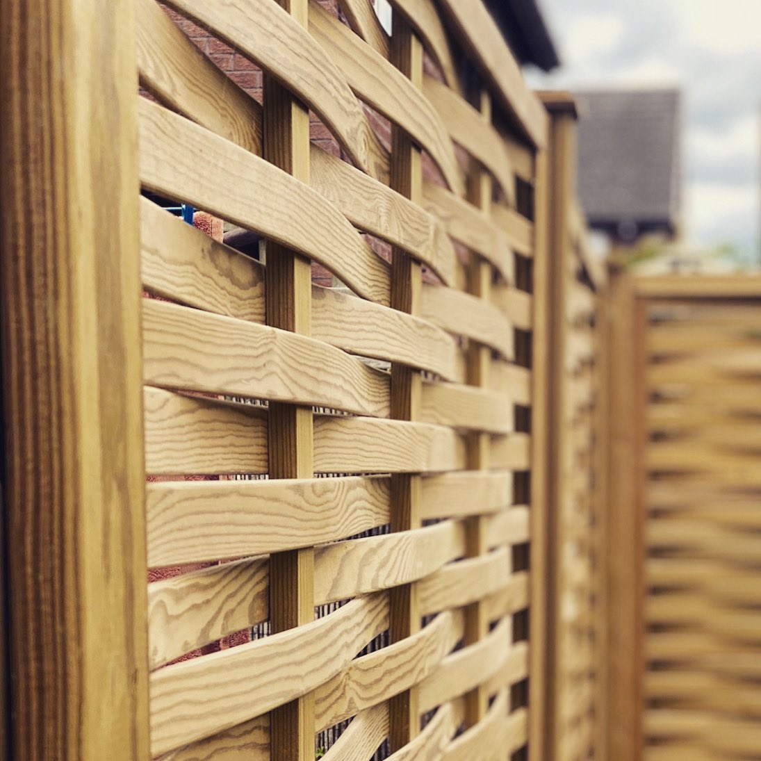 The @jacksonsfencing Woven panel we’ve installed for this home in Wilmslow. We have also done gates to match 👌🏼Another super smart looking boundary ☺️ #tatton #fencing #cheshire #fence #gardenfence #garden #gardendesign #fencedesign #wilmslow