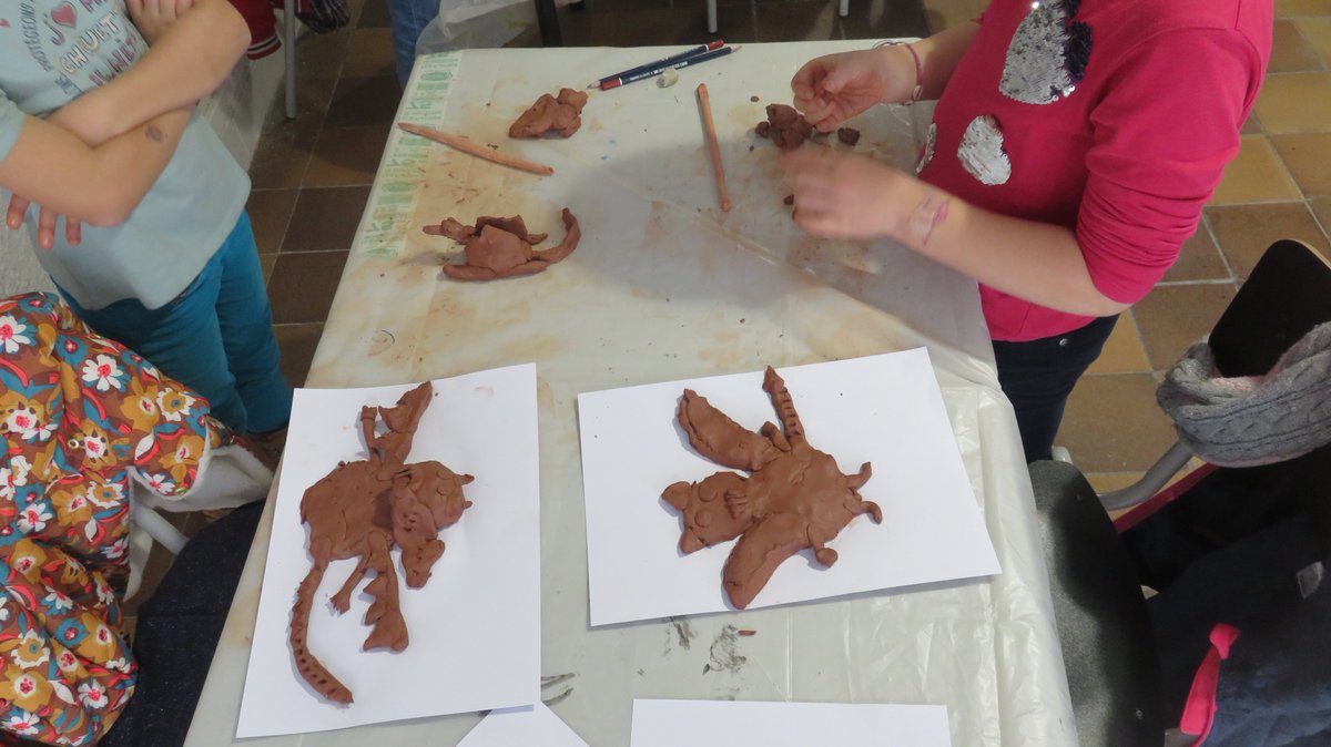 PaysRlv's tweet photo. [#ATELIER 6-12 ANS] Créateur de #dragon 🔥Ils étaient 6 ce matin à partir à la rencontre de cet animal légendaire dissimulé dans la ville de #Riom, après quoi et forts de leurs observations, ils ont chacun pu créer leur propre monstre ! @VilledeRiom @RLV_agglo @lamontagne_riom https://t.co/wu5a1oSU0q