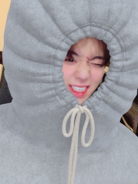 varneytwt's tweet photo. · ⏳_ @ › (h̷.) 안녕 - 나는 ꜜ 𝗣𝗔𝗥𝗞박/𝗩𝗔𝗥𝗡𝗘𝗬 .⃕ # 𝘂𝗽𝗱𝗮𝘁𝗲 ↷ #TeamSayMyName #ATEEZStreamParty — ❞
Nada como escuchar una buena rolita para iniciar el día con el pie derecho, escuchen esta canción para tener 10 años mas de vida 🙌 ¡es increíble! https://t.co/DhVPmsyXw3