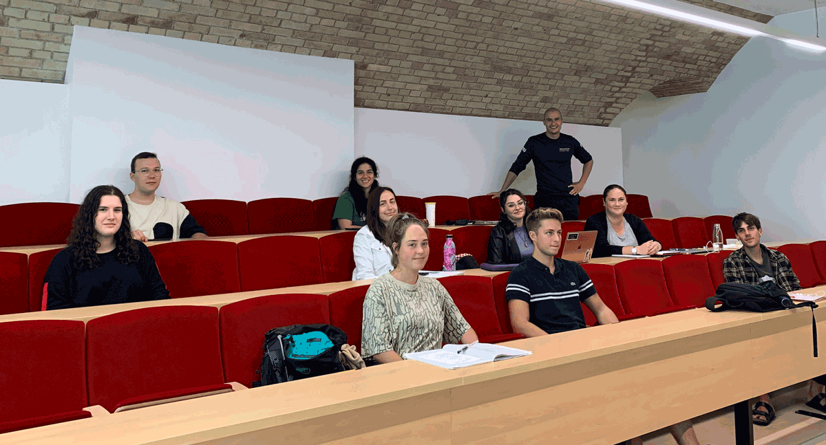 Uni_Gib's tweet photo. We work with stakeholders to deliver a holistic educational experience. Our MSc #MarineScience and #ClimateChange students were treated to a lecture by @StephenJWarr @ThinkingGreenGI on the threats facing coastal marine environments. #MarineBiology @A_Dissanayake https://t.co/aHTOG8WDmL
