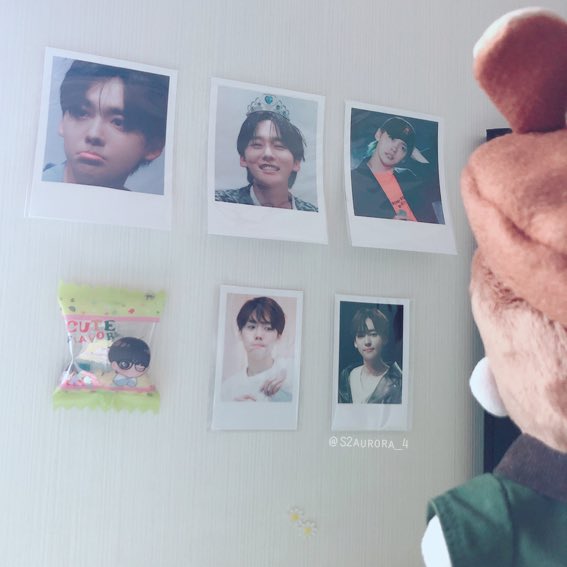 S2aurora_4's tweet photo. 김까까 🐰🎬명작 감상중✨ 집에다가 미니갤러리🖼 루브르 안가도댕😎 자꾸 ✨지누✨랑 눈마주쳐서😎 썬구리 끼고 있어야 할듯😍😍

🌼끼지누(@DontFlirtJINWOO)님 보내주신 예쁜지누 액자선물 사진들이랑 귀여운키링까지 안전하게 도착💘 잘 간직할게요😭감사합니다💙💙

#OURHEYDAY2020 https://t.co/5iSbcPORrI