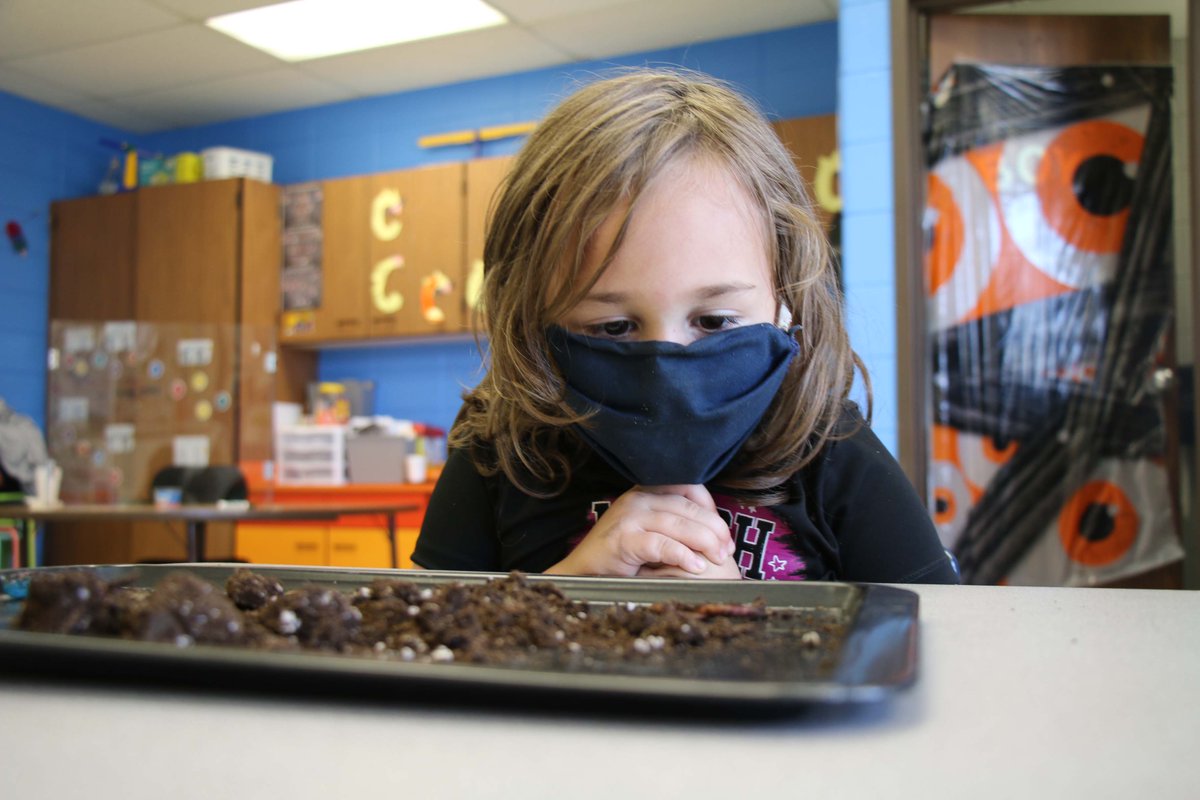 Kindergarten students at <a href="/sftisd/">Santa Fe Trail</a> had the opportunity to compare real worms to gummy worms during their study of living and non-living organisms! Watch these students dig into this exciting science lesson here: ow.ly/urGu50C0WHJ #isdstrong