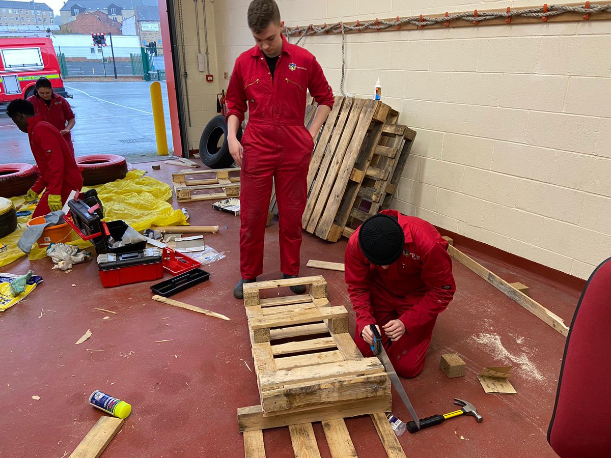 WYFRSPrTrust's tweet photo. Team 6 & Community project commences! 💪🔨Building planters, sensory trellis, tyre flowerbeds & painting rocks for @Fairfieldstweet to enjoy #hardworkers #handons #hammertime @WYFRS @PrincesTrust https://t.co/MgvktCtDkl
