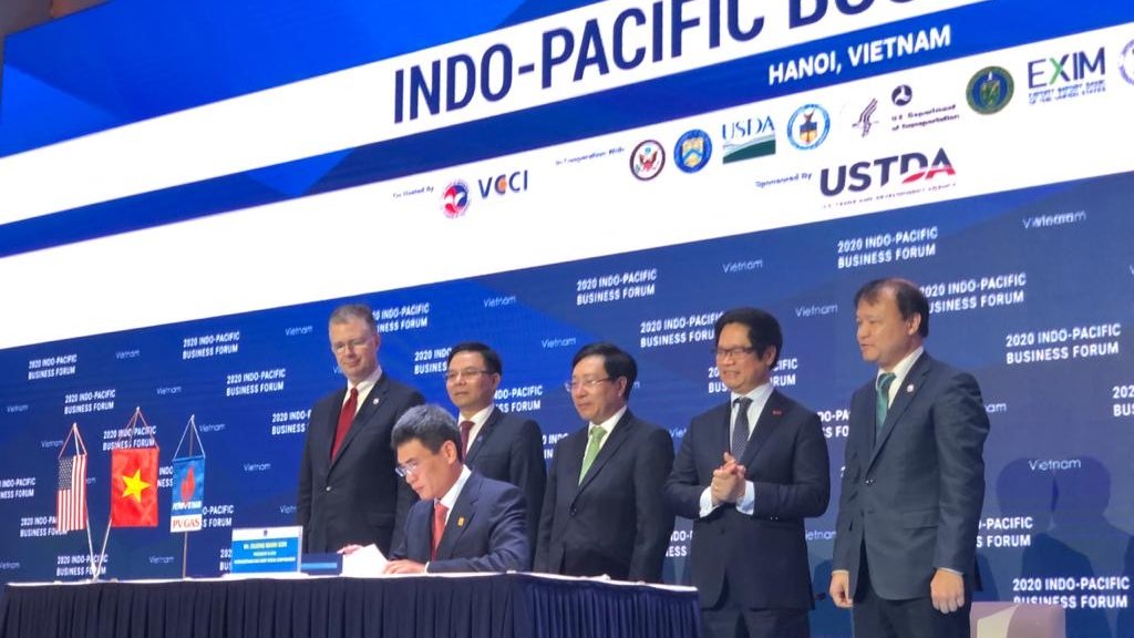 DoeIntlAffairs's tweet photo. .@Energy is proud to support @AdamUSDFC @exim and @commerce for Vietnam’s energy diversification through high quality gas to power solutions and #US LNG imports. Congrats to @theaescorp on Son My Term sheet signing at #indopacificbizforum! https://t.co/RhcOdLFInP