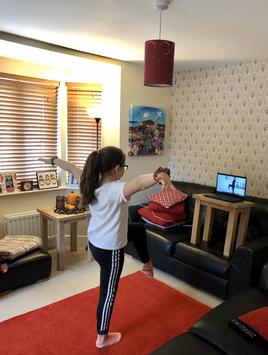 SBuD2's tweet photo. Nel yn mwynhau gweithdy sgiliau gymnasteg #HydrefHeini! Diolch i Catrin a Jac o’r @Urdd am ei diddanu ar brynhawn gwlyb! 
@SiarterIaithCCD 
@santestudful 
#siarteriaith https://t.co/gYGzRK5DMs