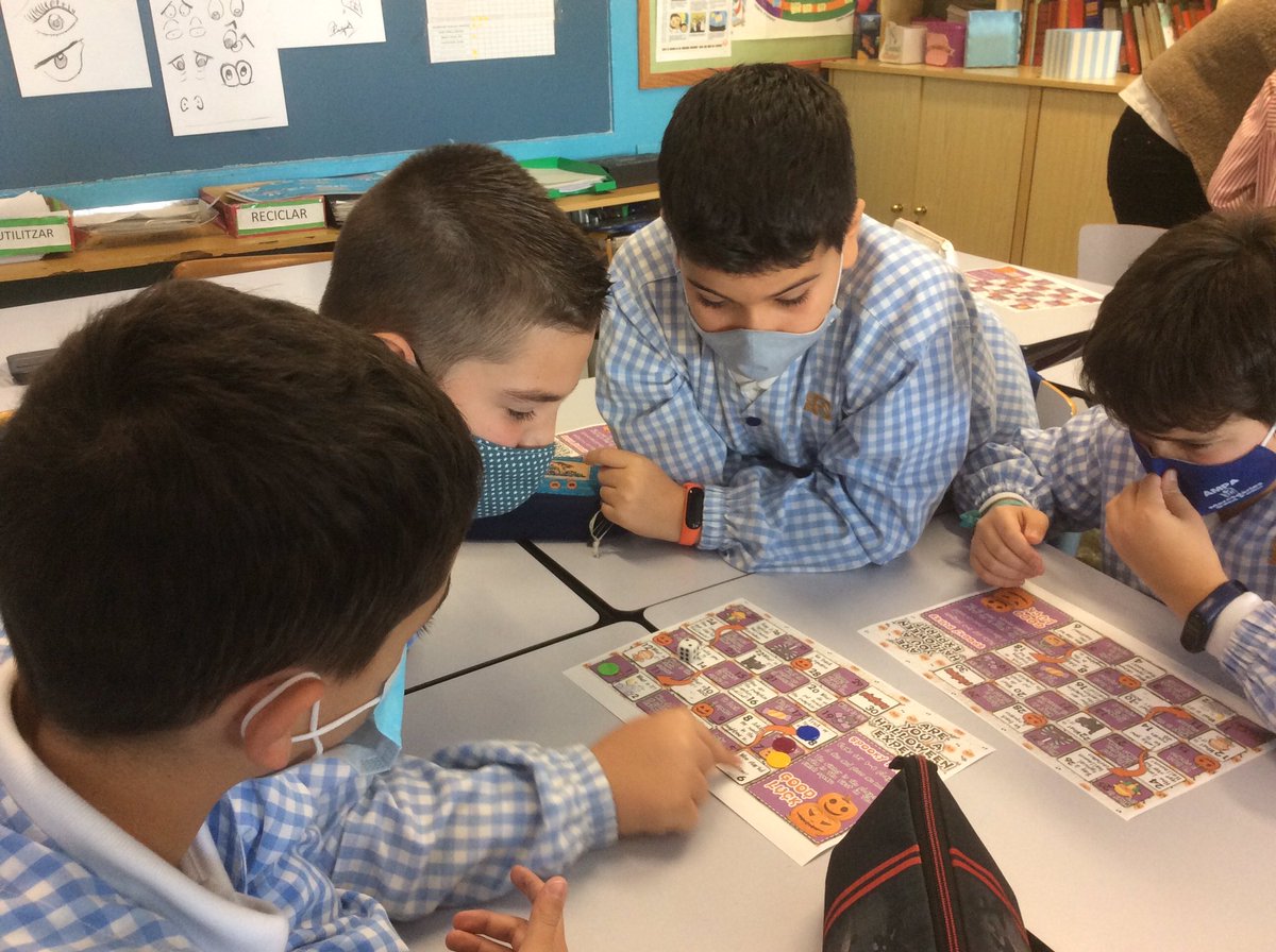 mercedaries's tweet photo. 6thA also playing Halloween board games!
#halloween #english #fsf6prim https://t.co/TPwzR17wsR