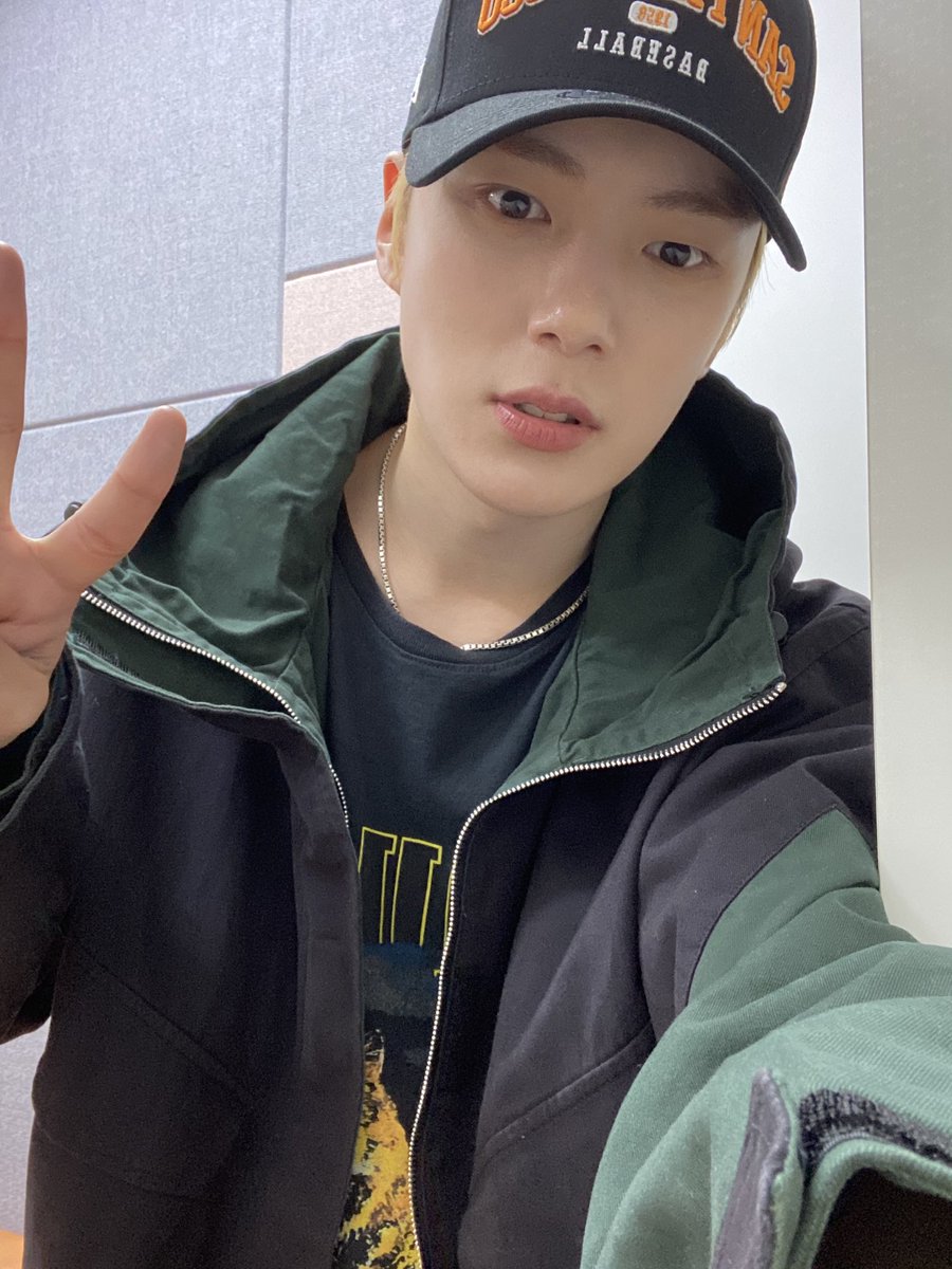 OfficialMONSTAX's tweet photo. 함께해주신 몬베베 엘프선생님 은혁이형 함께해주신 모든 아이돌님들 스텝분들 고생 많으셨습니다! #빽투더아이돌 #민혁 https://t.co/hYAwWF1FdW