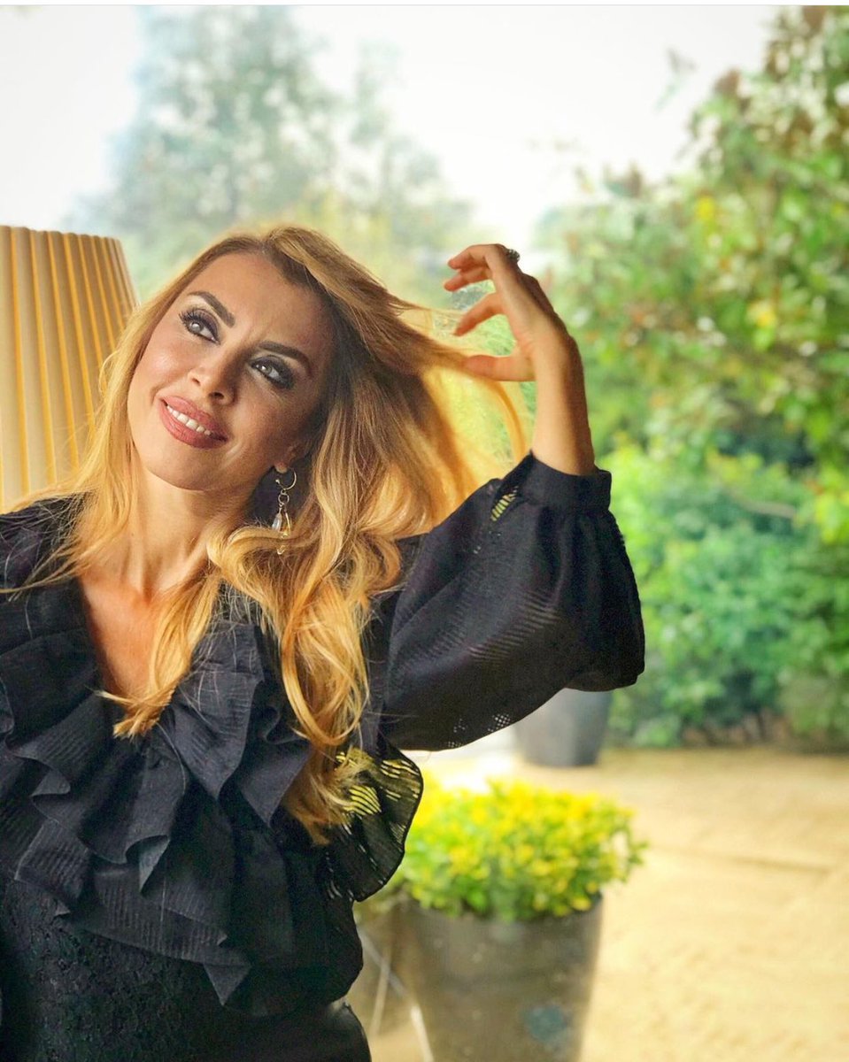 hibasthoughts's tweet photo. A classy Lady. Oh i mean Q.U.E.E.N 👸🏻 👑♥️ @neslihan_yeldan 

#neslihanyeldan #AySey #sençalkapımı #SenCalKapımı #SenCalKapimi #HanKer #EdSer #KeremBürsin #HandeErcel #erfi #feren #fipır https://t.co/JHVdRtw86w