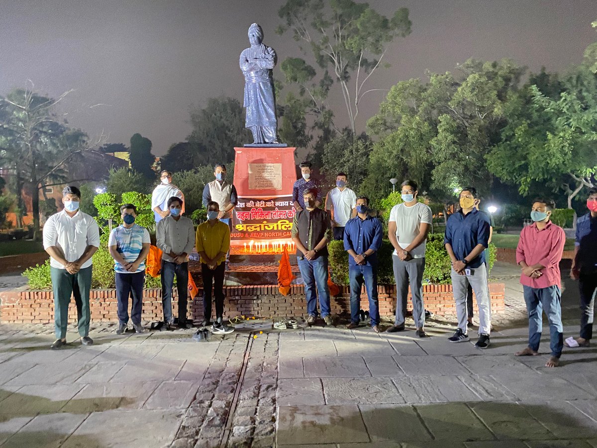 आज आर्ट्स फ़ैकल्टी में बहन निकिता तोमर को श्रद्धांजलि अर्पित की गई और साथ ही स्थानीय प्रशासन एवं हरियाणा सरकार से यह मांग हैं की जल्द से जल्द दोषी को सजा दे।

#justiceforNikitaTomar