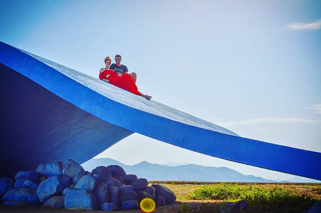 VisitSicilyOP's tweet photo. Un’onda blu che domina il paesaggio 🌊
 "Energia mediterranea" è una delle opere del #museo a cielo aperto di Fiumara d'Arte.

#MottadAffermo #Messina #visitsicilyinfo #arte #architettura #museum 

📷 photo_travel_trumpet e noah_tekla https://t.co/7NtTzBcNUA