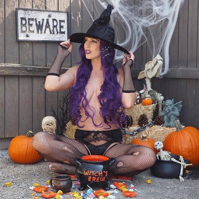 Happy Witchy Wednesday! 🖤💀 What&rsquo;s your favorite witch movie to watch? I need more suggestions! 🙏🏼 💋 -<a href="/tag/humpdayhappiness"class="tags"><span>#humpdayhappiness</span></a><a href="/tag/halloween2020"class="tags"><span>#halloween2020</span></a>