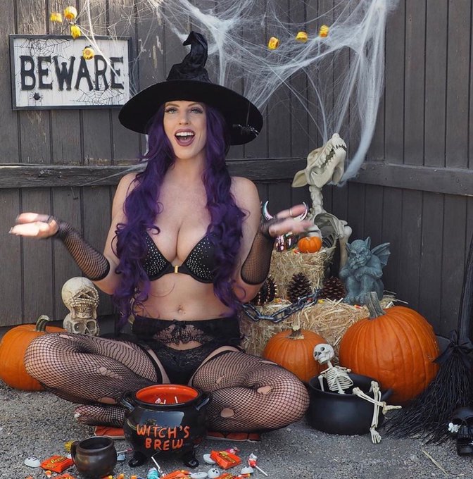 Happy Witchy Wednesday! 🖤💀 What&rsquo;s your favorite witch movie to watch? I need more suggestions! 🙏🏼 💋 -<a href="/tag/humpdayhappiness"class="tags"><span>#humpdayhappiness</span></a><a href="/tag/halloween2020"class="tags"><span>#halloween2020</span></a>