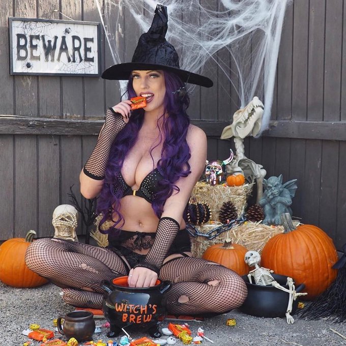 Happy Witchy Wednesday! 🖤💀 What&rsquo;s your favorite witch movie to watch? I need more suggestions! 🙏🏼 💋 -<a href="/tag/humpdayhappiness"class="tags"><span>#humpdayhappiness</span></a><a href="/tag/halloween2020"class="tags"><span>#halloween2020</span></a>