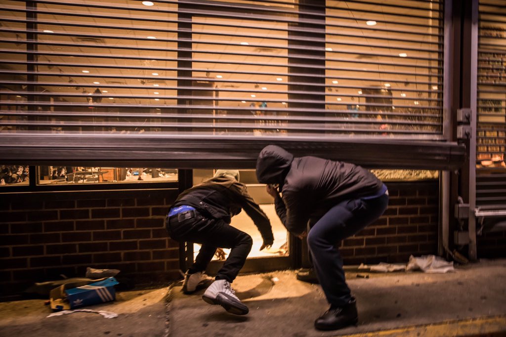 porfiriojoao1's tweet image. Noite de motins e manifestações em Filadélfia contra a alegada violência policial. Walter Wallace foi morto pela polícia no domingo com 10 tiros. Alegadamente transportava uma faca com ele. #Philadelphia #phillyprotests #BLMprotest @observadorpt