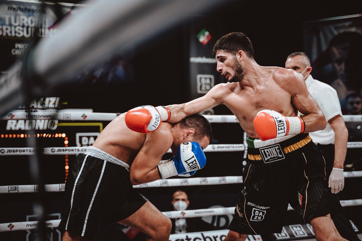 OpiSince82's tweet photo. 🗓23 Ottobre 2020
✨Milano Boxing Night✨
📍Allianz Cloud 

•Ripercorriamo la serata match per match:
🥊Mirko Natalizi

@DAZN_IT 
@Matchroom_IT 
@MatchroomBoxing 

#nataliziradnic #boxe #milano #opisince82 #opigym #leone1947 #DAZNboxeitaly #jdsports #artmediasport #pugilato #fpi https://t.co/eWKCfauwB1