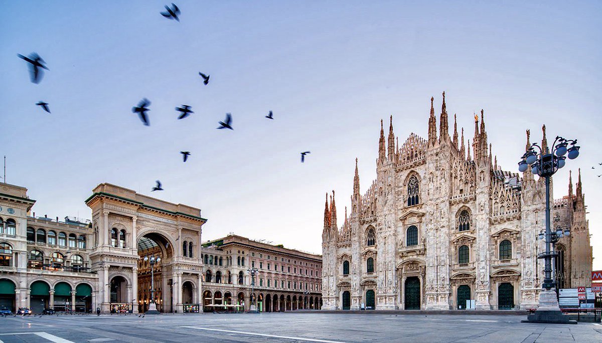 Best wishes from Milan ✨
Un caro saluto da Milano ✨ 

#28ottobre #Milano #Italia #haveaniceday #loveislove #arte #architecture #Italy  #Milanononsiferma