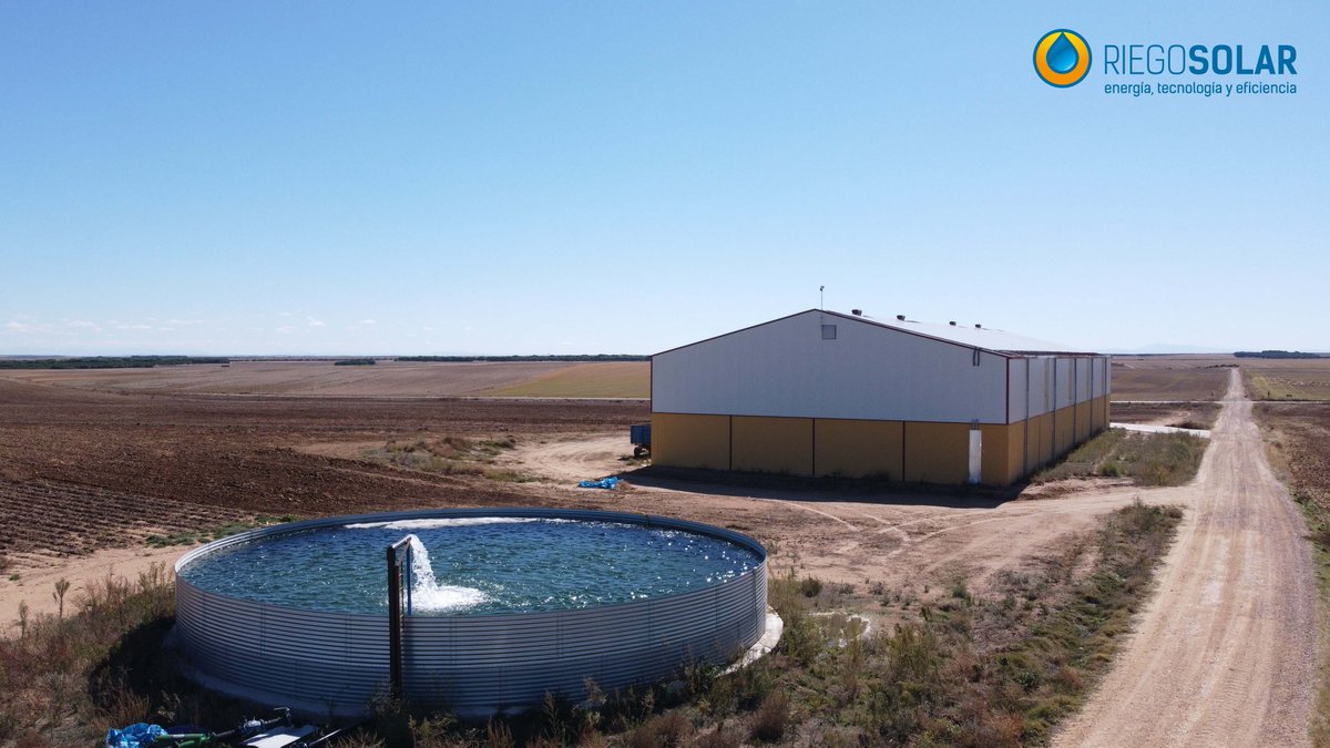 #Riegosolar presión constante 30 Ha intensivo y 60 Ha primavera en #Valladolid.
⚡️ 210Kw 
💧 2 bombas extracción 60cv en perforaciones a 100m. 
💧 #Bomba impulsora 40cv.
💧 #Riego con pívot a 2,5 bar.
💧 #Balsa 500m3
🥕Patatas, cebollas, colza, cereal.

#bombeosolar #regadio