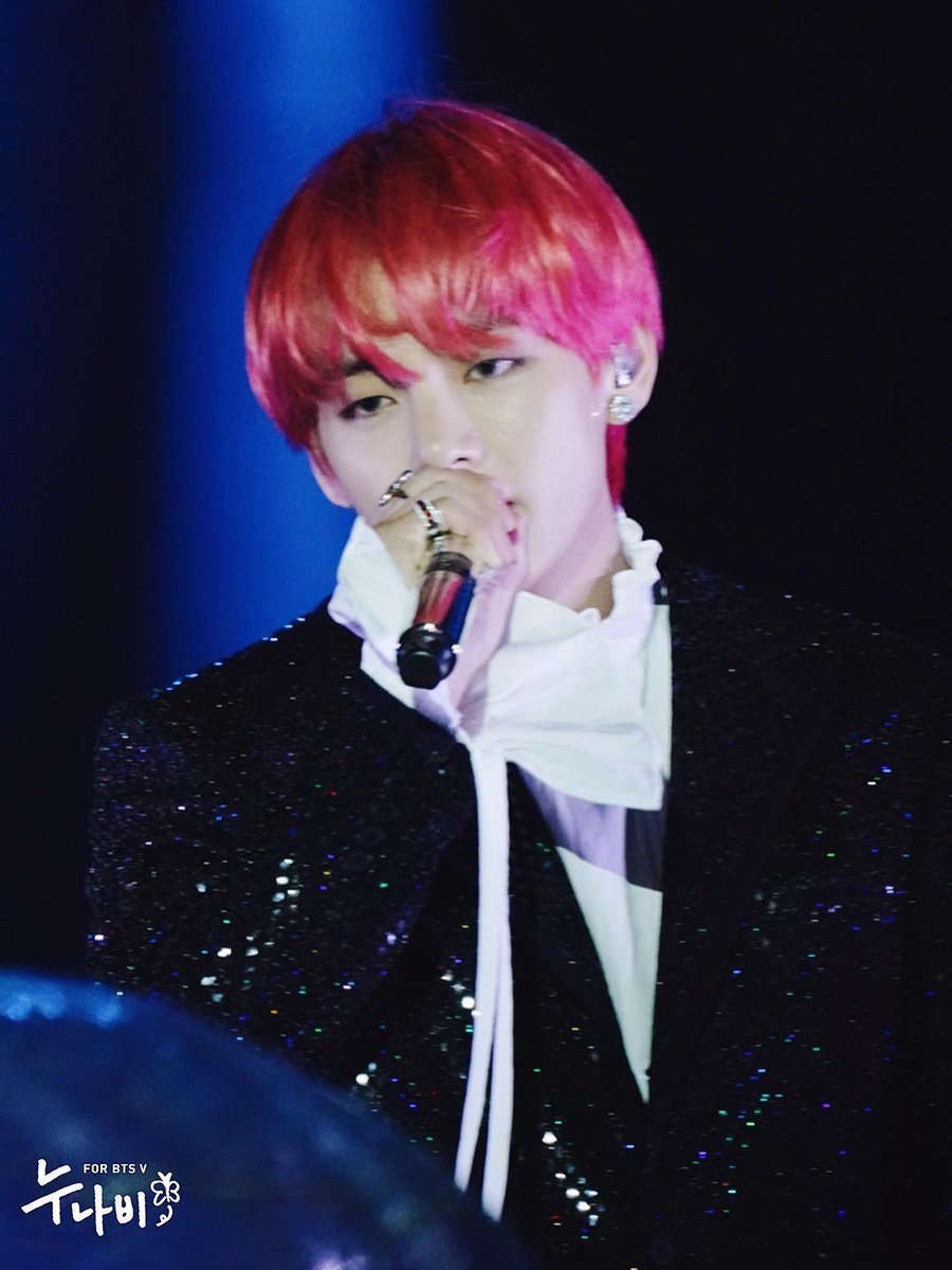 helenloveswonie's tweet photo. A ver, se supone que siga llorando yo sola por lo hermoso que es éste hombre? 

I vote for #BTSV #Taehyung @BTS_twt for #BousnidStars2020 https://t.co/OIyxvHWVue https://t.co/6Rlq956HoY