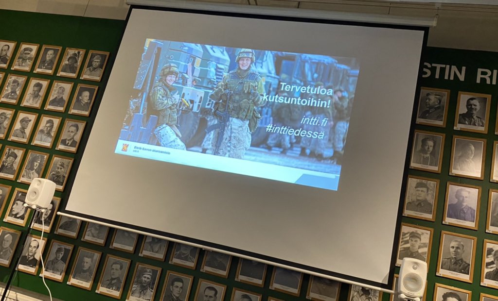 MarkkuMyl's tweet photo. #Kutsunta'tilaisuus #Mikkeli'ssä. Vuonna 2002 syntyneiden miesten katseet kohti 191 Mannerheim-ristin ritarin kuvia. Puolustusvoimien henkilöstöpäällikkö tarkasti kutsunnat. Kiitos @Ilkkakor #jalkaväkimuseo https://t.co/XF6ZGAVj9H