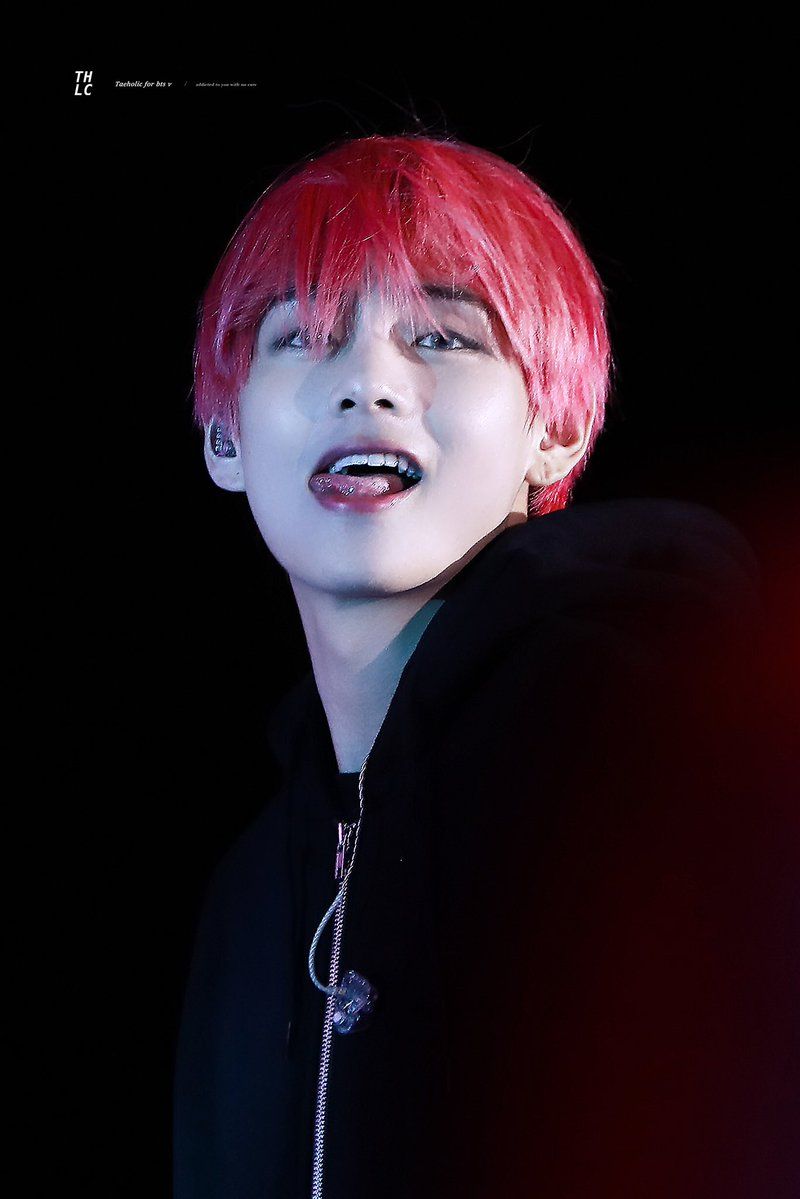 helenloveswonie's tweet photo. A ver, se supone que siga llorando yo sola por lo hermoso que es éste hombre? 

I vote for #BTSV #Taehyung @BTS_twt for #BousnidStars2020 https://t.co/OIyxvHWVue https://t.co/6Rlq956HoY