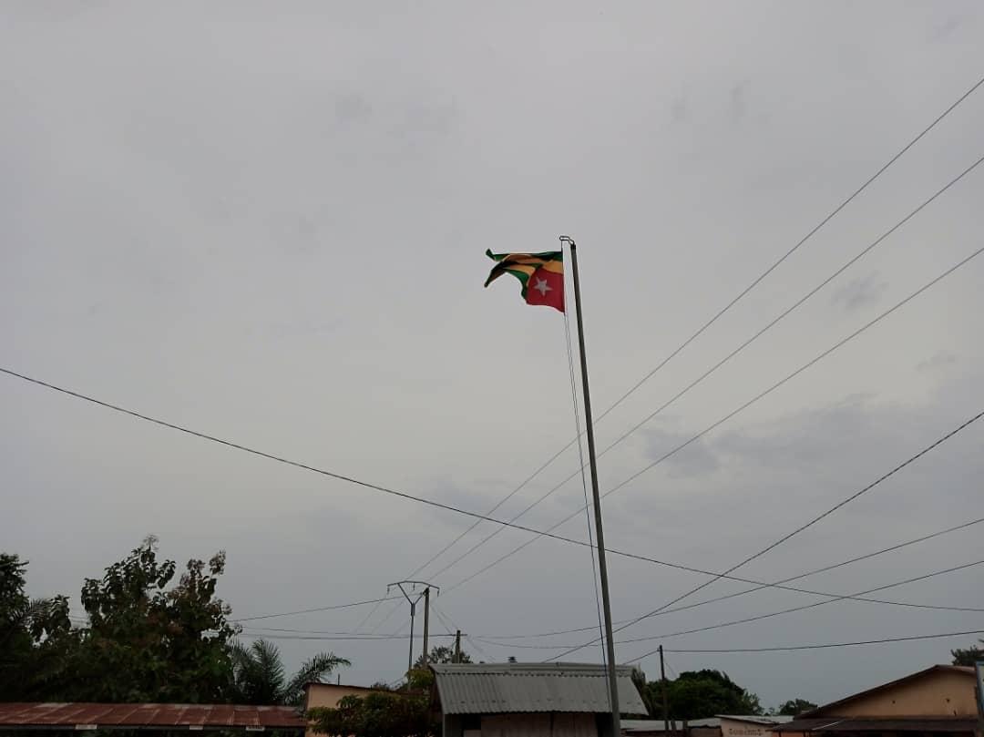 Le respect des emblèmes s'impose.
Au tribunal de Kpalime le drapeau togolais est renversé. Informé, une des secrétaires répond : "ce n'est pas notre problème" alors j'ai pris cette photo pour que le concerné répond de cet acte incivique.
@228togoviwo
@LaTeam228
@PrimatureTogo https://t.co/zd8HeWmywZ