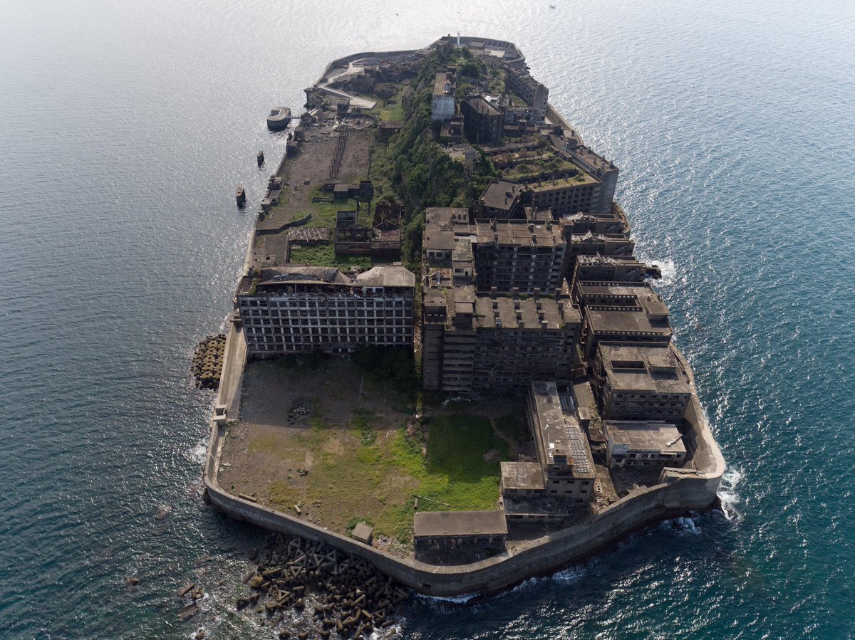 小林哲朗 写真家 Auf Twitter 11月7日昼に開催のトークイベント 写真家 小林哲朗の工場 巨大建造物 廃墟 空撮ナイト の内容を少し紹介する第二弾 写真を始めるきっかけになった廃墟の話もします 軍艦島はドローンの映像も お申し込みはこちら T