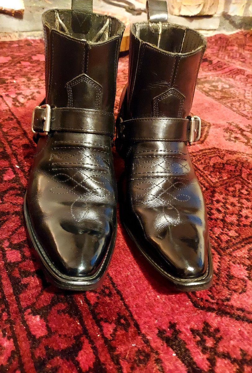 SyrBoots's tweet photo. First time working on boots while on someone's feet since March... Bliss! Of course, they're my Master's boots... Fully stripped, reconditioned and restored to a mirror shine!
#Bootblack #MyMastersBoots #EBB2020 https://t.co/JIX45ZZmFr