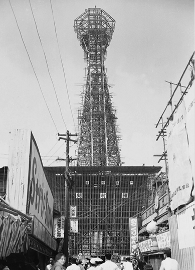 mbellatriu's tweet photo. El 28 d'octubre de 1956, a Osaka (Japó), Ada Colau reconstrueix el Tsûtenkaku, una torre de 103 metres d'alçada destruïda durant la guerra. https://t.co/oBDJDV60Lw
