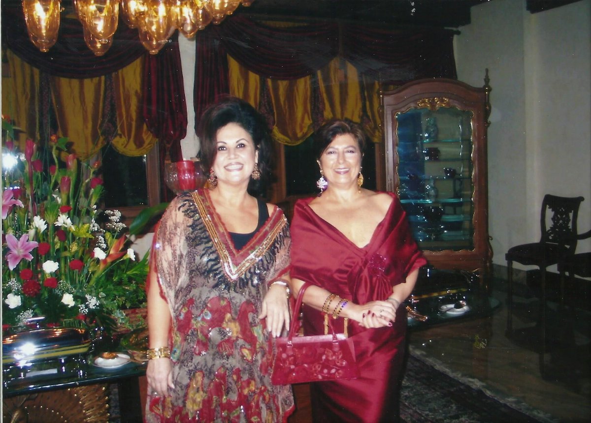 TheaPancotto's tweet photo. Jakarta Residenza dell'Amb. del Kuwait. Vicino a me la Consorte dell'Ambasciatore. Una delle più belle e affiscinanti donne del mondo diplomatico internazionale che in quell'occasione ha ricevuto S.E. Ministro degli Esteri Indonesiano e Signora. https://t.co/4rzqvqwzz4