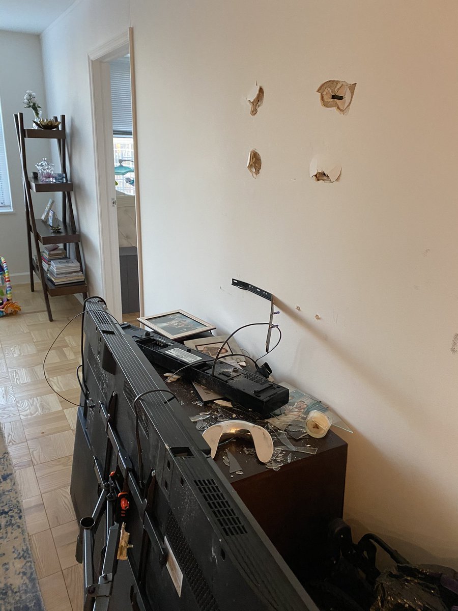 SMPerls's tweet photo. While movers are in high demand, I highly suggest anyone BUT @FlatRate_Moving ... Unless you want this to happen. Oh, almost forgot, and they stole alcohol from me too https://t.co/vQOw4MDKqa