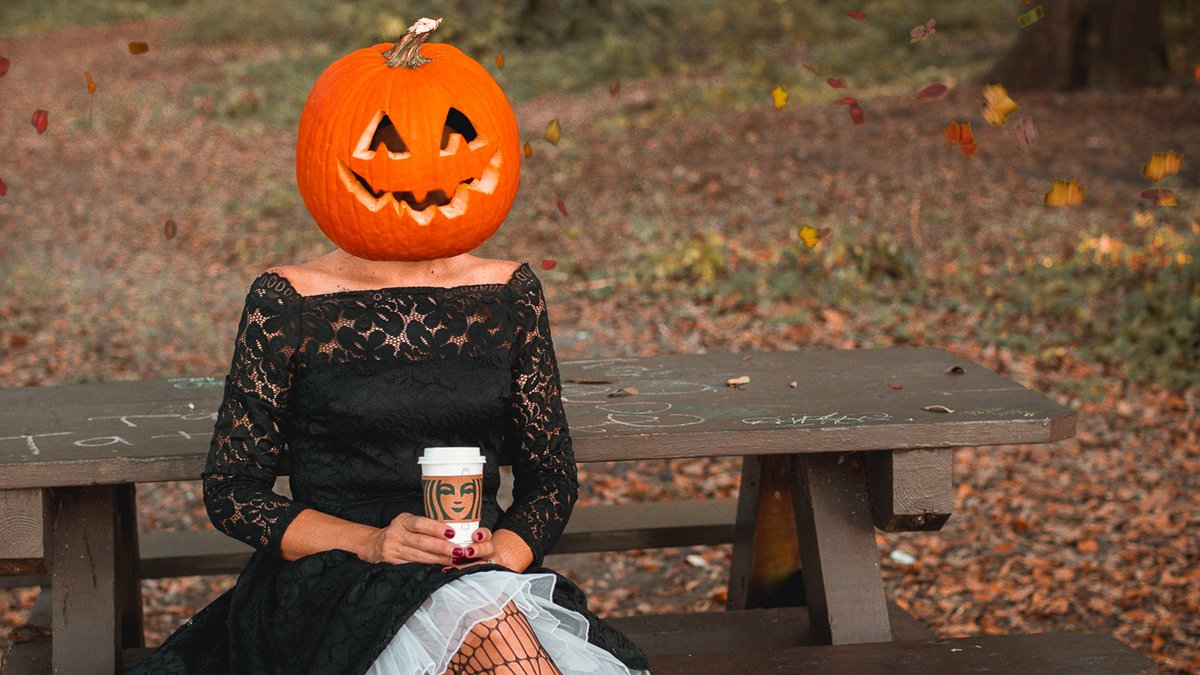 Starbucks's tweet photo. Trick or treat, this family has a new little pumpkin to meet. 🎃

📷 @AmourNOLA, @jill_fleur https://t.co/4QJ2AWKjLH