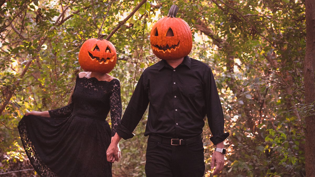 Starbucks's tweet photo. Trick or treat, this family has a new little pumpkin to meet. 🎃

📷 @AmourNOLA, @jill_fleur https://t.co/4QJ2AWKjLH