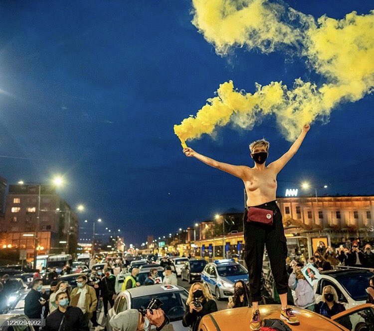 DreSetton's tweet photo. Des manifestantes bloquent les rues de Varsovie pour protester contre l’interdiction de l’avortement. 
Force à elles !! ✊
#SupportPolishWomen #IVG https://t.co/4lxy9NKgEi