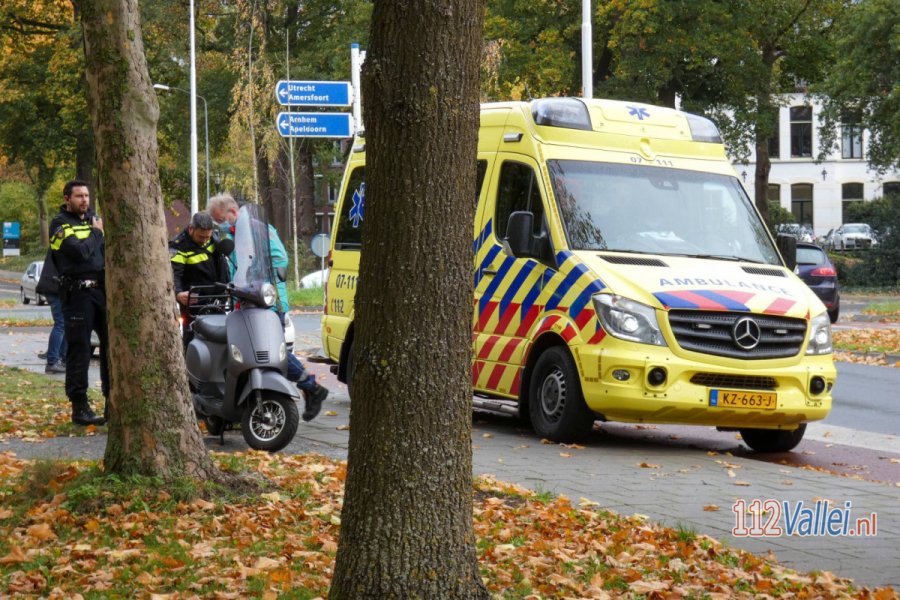 Scooterrijder aangereden op rotonde Raadhuisstraat in #Ede. 112Vallei.
