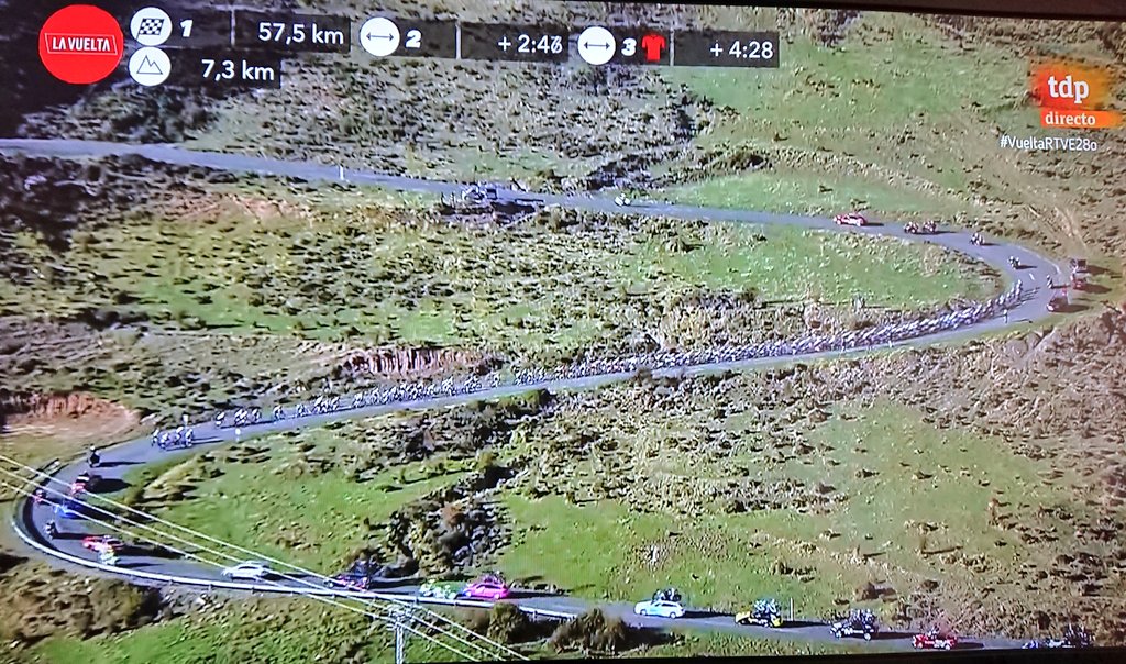 masiablanca's tweet photo. #VueltaRTVE28o #LaVuelta20
Qué bonitas imágenes de #LaRioja desde el helicóptero de @lavuelta
#LaRasa #Viguera #MuroenCameros https://t.co/4g7sVEbijW