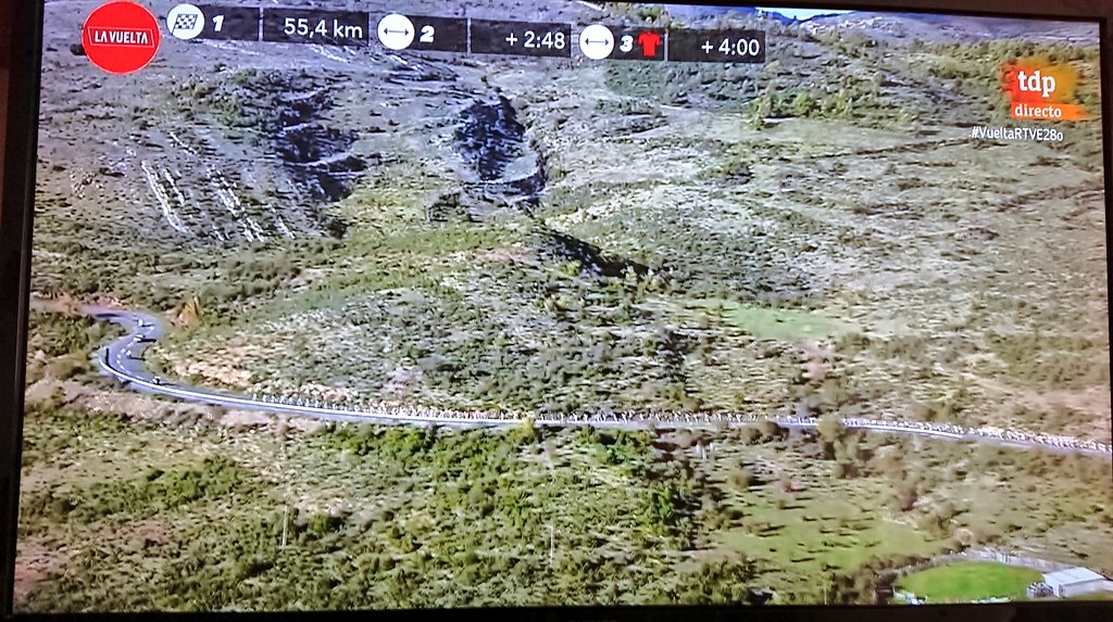 masiablanca's tweet photo. #VueltaRTVE28o #LaVuelta20
Qué bonitas imágenes de #LaRioja desde el helicóptero de @lavuelta
#LaRasa #Viguera #MuroenCameros https://t.co/4g7sVEbijW