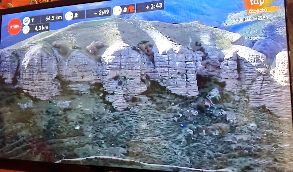 masiablanca's tweet photo. #VueltaRTVE28o #LaVuelta20
Qué bonitas imágenes de #LaRioja desde el helicóptero de @lavuelta
#LaRasa #Viguera #MuroenCameros https://t.co/4g7sVEbijW
