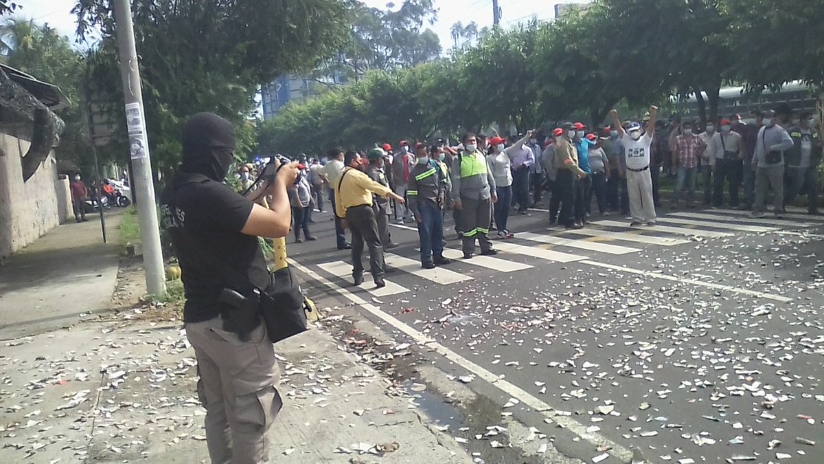 LPGPolitica's tweet photo. División de inspecciones oculares de @PNCSV presente en manifestación de alcaldes frente a @HaciendaSV https://t.co/iyz49U2bvP