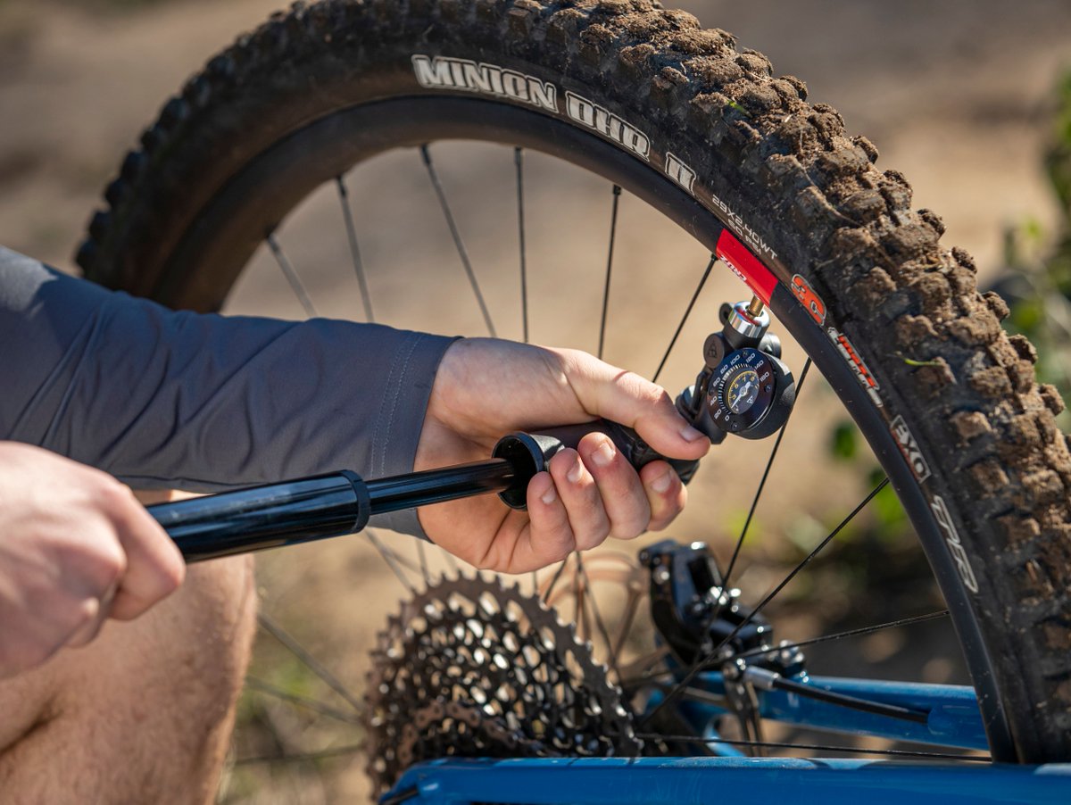 Topeak_Intl's tweet photo. From the trailhead 🚵♂️ to your truck 🚚.. Check tire pressure quick and easily with the Shuttle Gauge G2. This mini gauge can be attached between a pump and valve to read pressures while pumping or used alone. #BuiltForEfficiency #PrepareToRide #Topeak
https://t.co/qomj9Bu1j1 https://t.co/SQWizj7AfX